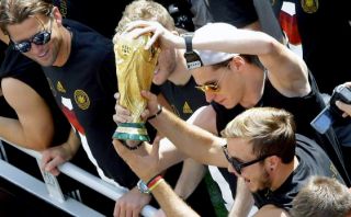 La FIFA reparará la Copa del Mundo que dañaron los alemanes