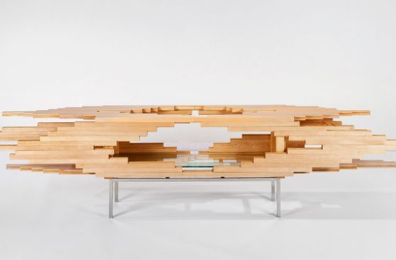 Esta mesa parece “explotar” creando interesantes formas