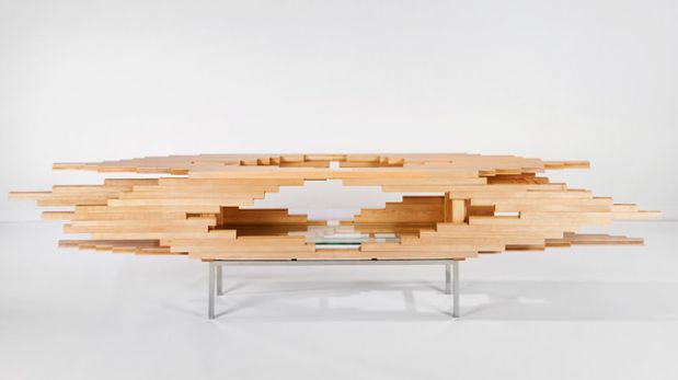 Esta mesa parece “explotar” creando interesantes formas