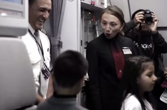 Niños viajan por primera vez en avión por Fiestas Patrias