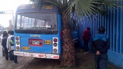 Chorrillos: chofer quedó atrapado tras embestir un paradero