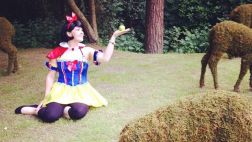 ¿Usarías trajes de fantasía a diario? Ella la hace por caridad