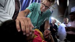 Médico noruego: "Obama, le invito a pasar una noche en Gaza"