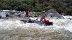 Cinco personas fallecieron al caer camioneta al río Tarma