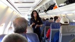 Aeromoza 'advierte' a pasajeros que oculten drogas al aterrizar