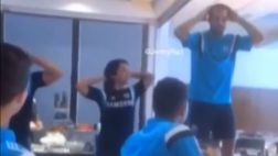 Mira a Cesc Fábregas haciendo el baile de 'La Macarena'