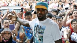 LeBron James se queda en calzoncillos a pedido de los hinchas