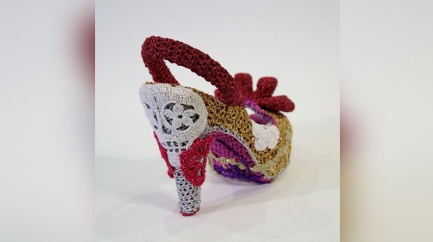 Mira estos zapatos a crochet creados por la diseñadora Olek