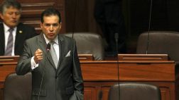 Omar Chehade seguiría presidiendo la Comisión de Constitución