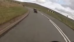 VIDEO: Un motociclista graba su caída por un acantilado