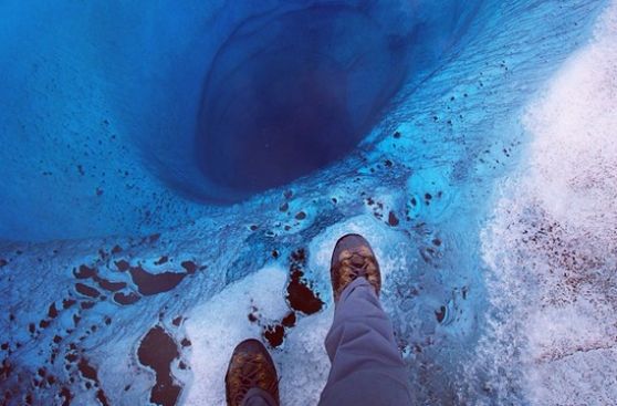 Viajero se toma 'mortal' fotografía en abismo de 300 metros