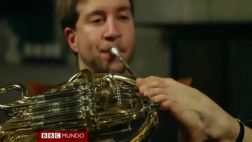 El músico que toca la trompa con sus pies