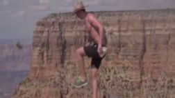 Sujeto patea a una ardilla desde lo alto del Cañón del Colorado