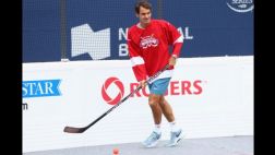 Mira cómo se divierte Roger Federer jugando al hockey