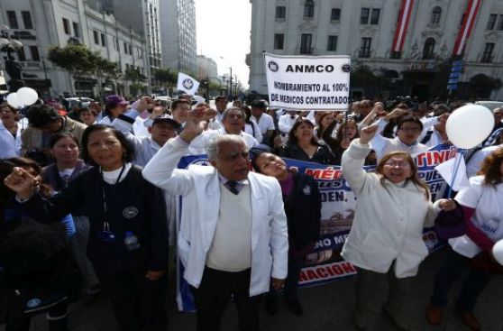Policías y médicos se enfrentan en marcha por el centro de Lima