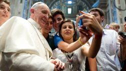 Papa pide a jóvenes no perder tiempo en Internet y celulares