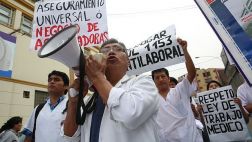 Médicos del Minsa protestaron bloqueando la Carretera Central