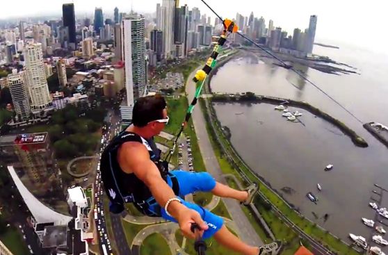 VIDEO: Jóvenes realizan increíble salto desde cable en Panamá