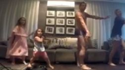 Un semidesnudo Fred hace coreografía con su esposa e hijas