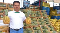 Productores de zonas cocaleras comercian en Santa Anita
