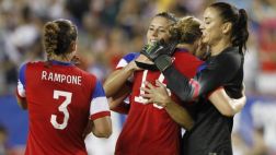 Mujeres se rebelan contra césped artificial en el Mundial