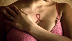 Mujer supera el cáncer y crea una original muestra sobre senos