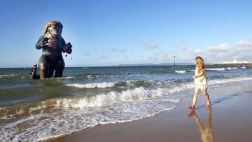 ¿Un monstruo marino? Artistas sorprenden en playa de Inglaterra
