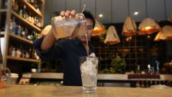 Aprende sobre cocteles clásicos en la renovada barra de ámaZ