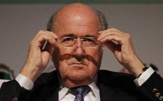 Blatter a sus rivales: “No hablen, salgan y luchen, ya verán”