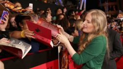 Suzanne Collins y otros escritores en disputa con Amazon