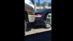 VIDEO: Camión choca un auto y ¡no para!