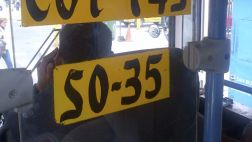 El chofer de esta custer habla por celular mientras maneja