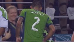 Clint Dempsey le dio su camiseta a un niño a cambio de canchita