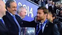 Con este gesto Xabi Alonso le reclamó a Platini por sanción