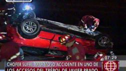 Dos jóvenes salvan de morir tras vuelco de auto en Javier Prado