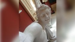 Esculturas se suman a la fiebre del selfie en galería irlandesa