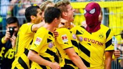 Aubameyang marcó de cabeza y celebró con máscara de Spiderman