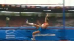 Aparatosa caída en el Mundial de Atletismo debido a la lluvia