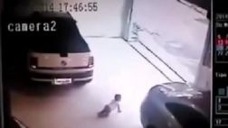 VIDEO: Bebé casi es atropellado en garaje