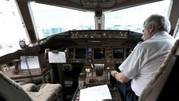 De película: Piloto pierde brazo artificial mientras aterrizaba