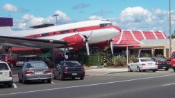 ¿Hamburguesas aéreas? Restaurante usa un avión como comedor