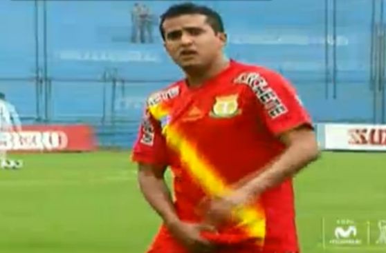 Víctor Rossel hizo este gesto obsceno a los hinchas de Cristal