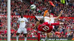 Rooney anotó con genial pirueta en el inicio de la Premier