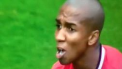 ¿Qué le cayó en la boca a Ashley Young en partido del United?