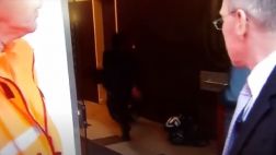 Se molestó y pagó caro: técnico se cayó al patear un balón