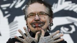 ¿Para qué viajó a Dubái el hombre con más piercings del mundo?