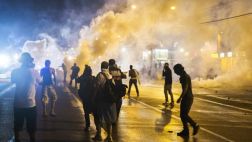 Ferguson: Manifestantes protestan poco antes del toque de queda