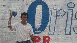 Un candidato a la región Lambayeque hace sus propias pintas