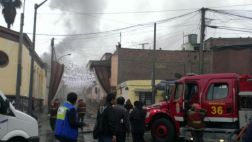 Incendio en fábrica de Barrios Altos se reavivó esta mañana