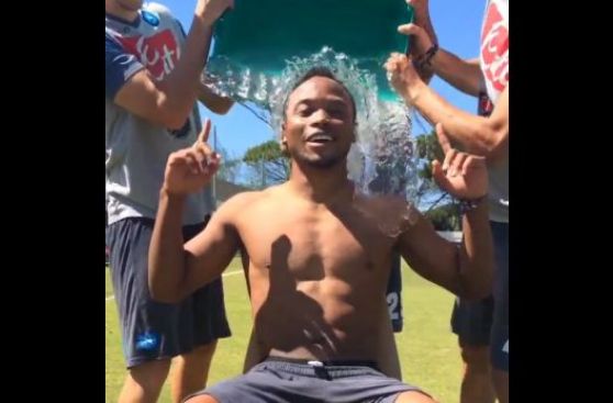 Camilo Zúñiga aceptó el reto de Neymar y se bañó con agua fría